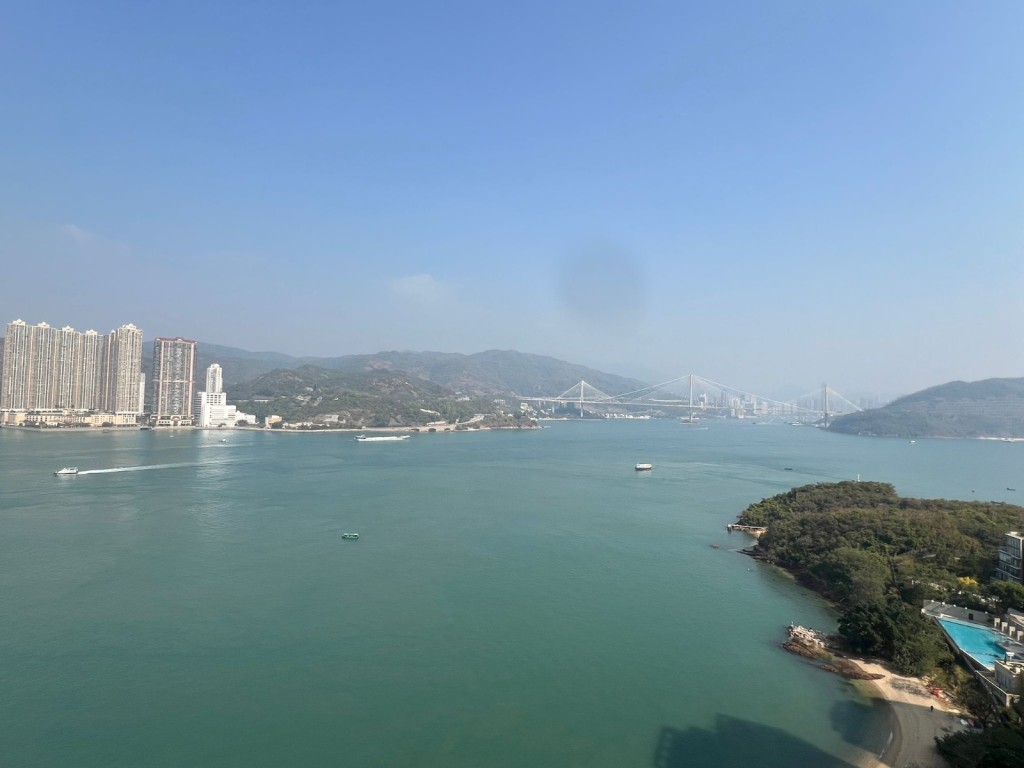 從露台外望，可享深井及汀九橋一帶海景。