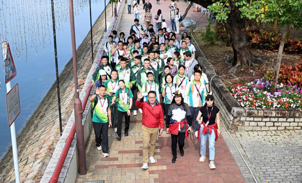 陈子达与各位海关关员及Customs YES 会员走足全程。香港海关FB图片