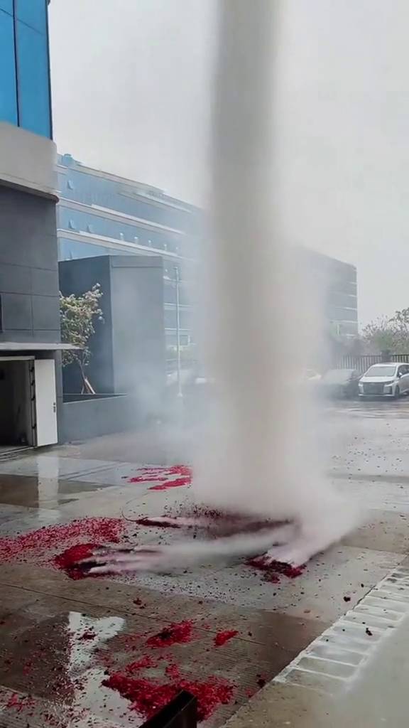 广东佛山一企业开工放鞭炮,现场出现尘卷风。 网片截图 广东佛山一企业开工放鞭炮,现场出现尘卷风。 网片截图