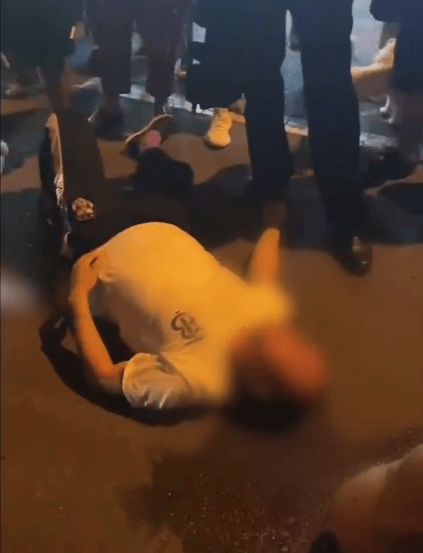 花伪钞的男子被识破后，躺在地上赖死，最终被警员带走。