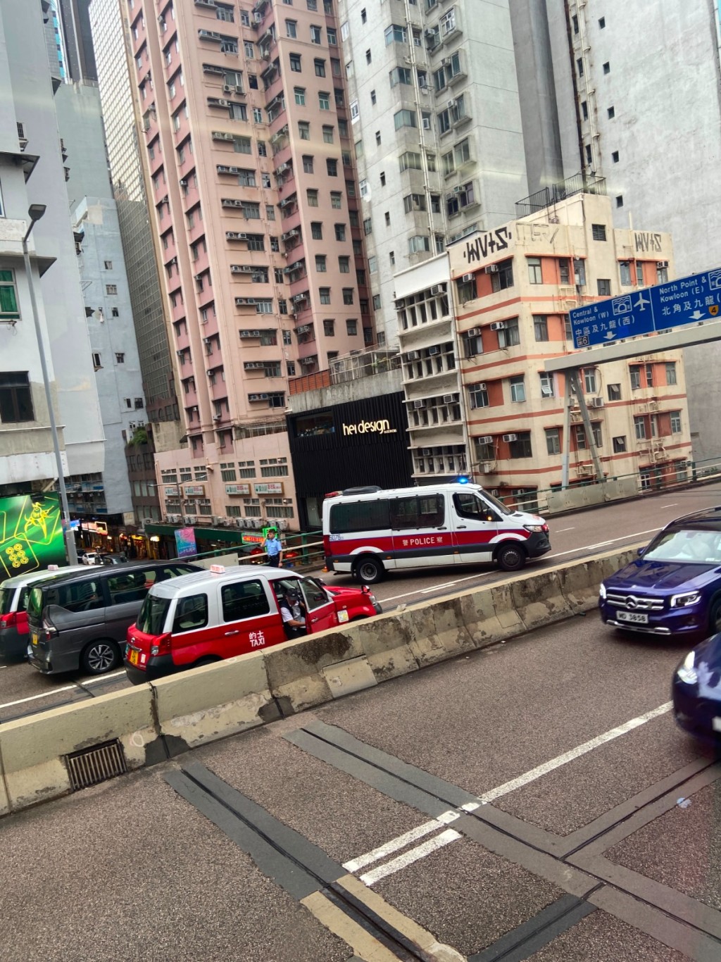 警方封鎖往紅隧方向一段堅拿道天橋。網上圖片 警方封鎖往紅隧方向一段堅拿道天橋。網上圖片