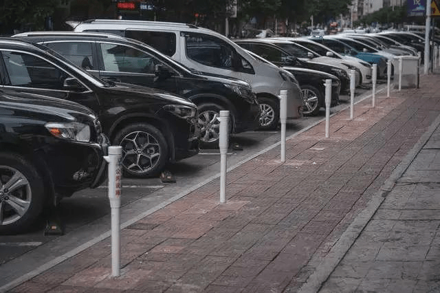 工作人员指如果Tesla车主有停车需求，可以把人送过去后，停到机场外十字路口右拐处。