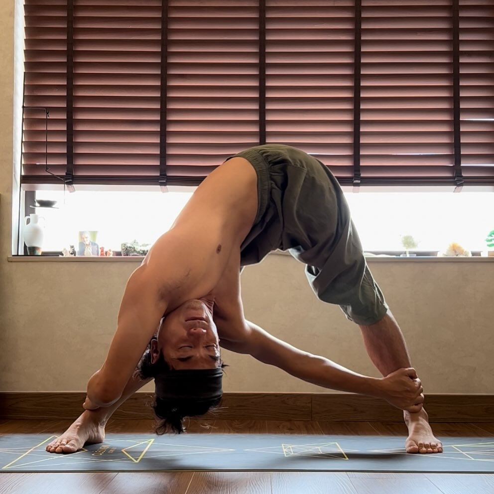淡出幕前的李炜尚转型做瑜伽导师。