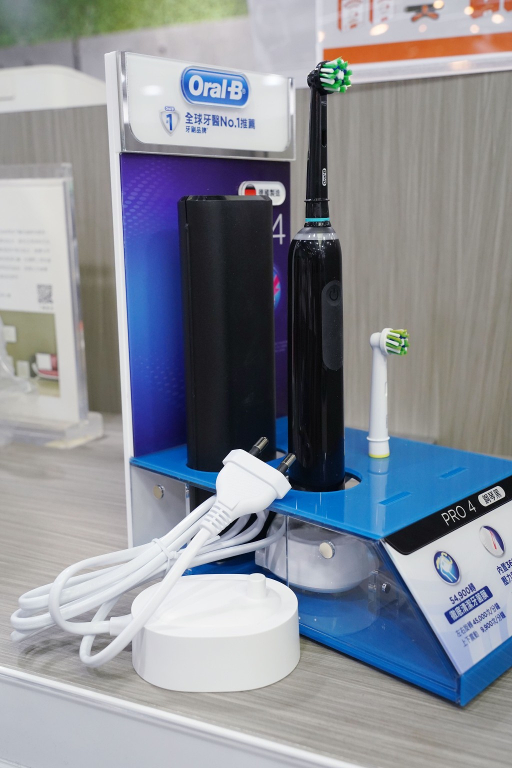 電動牙刷等這類有機會在浴室使用,或會濕到水的電器,都會用較低電流的兩腳插,切勿自行改裝。 電動牙刷等這類有機會在浴室使用,或會濕到水的電器,都會用較低電流的兩腳插,切勿自行改裝。