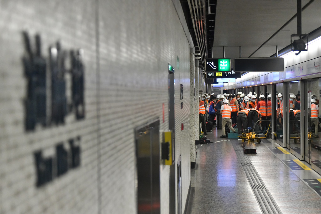 港鐵油麻地站2022年發生列車甩門事故，兩組車門突然飛脫，與月台幕門發生碰撞，導致列車服務仍然受阻。