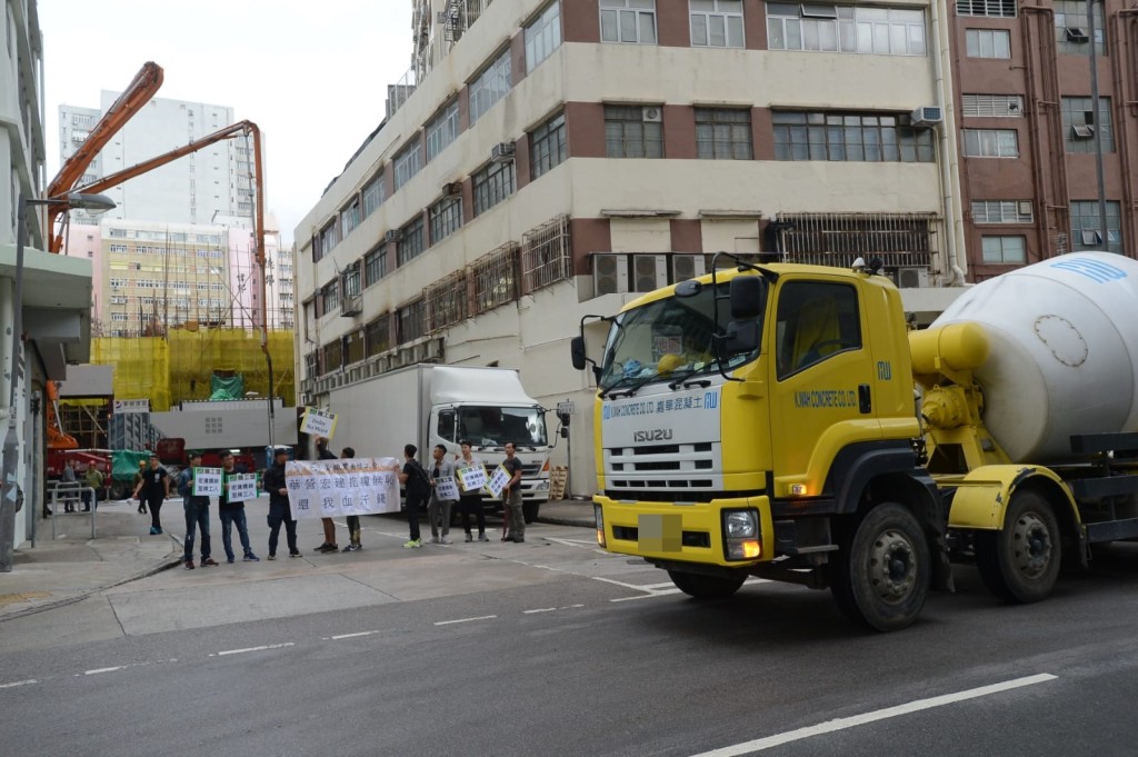 多名紮鐵工在地盤入口抗議。