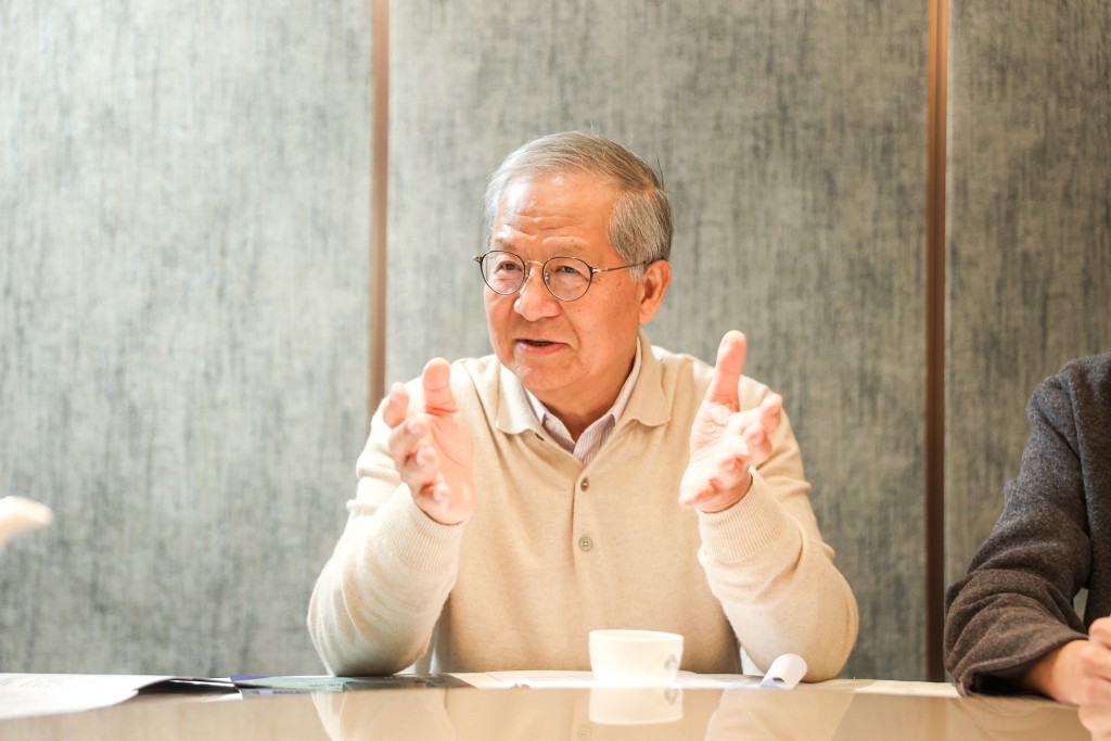前香港天文台助理台長、香港氣象學會發言人梁榮武。 前香港天文台助理台長、香港氣象學會發言人梁榮武。