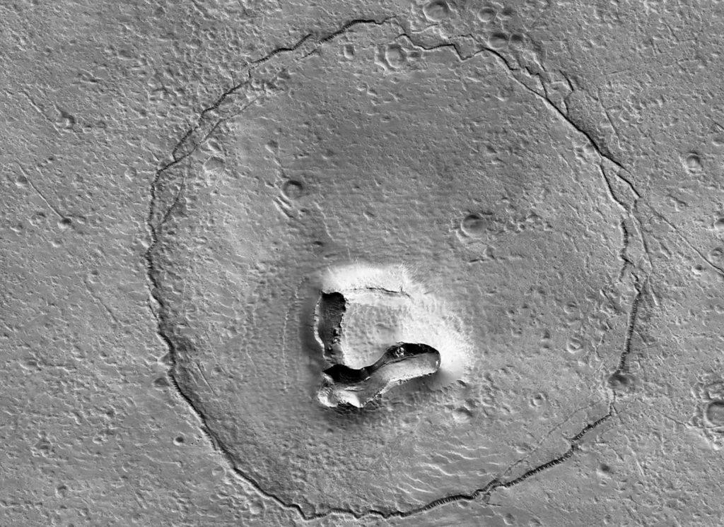 这张「泰廸熊微笑」是NASA最新拍到的火星表面有趣图片。