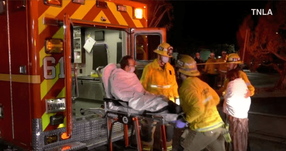 美國加州蒙特瑞公園市發生槍擊事件後，緊急救援人員正在協助一個人上救護車。reuters