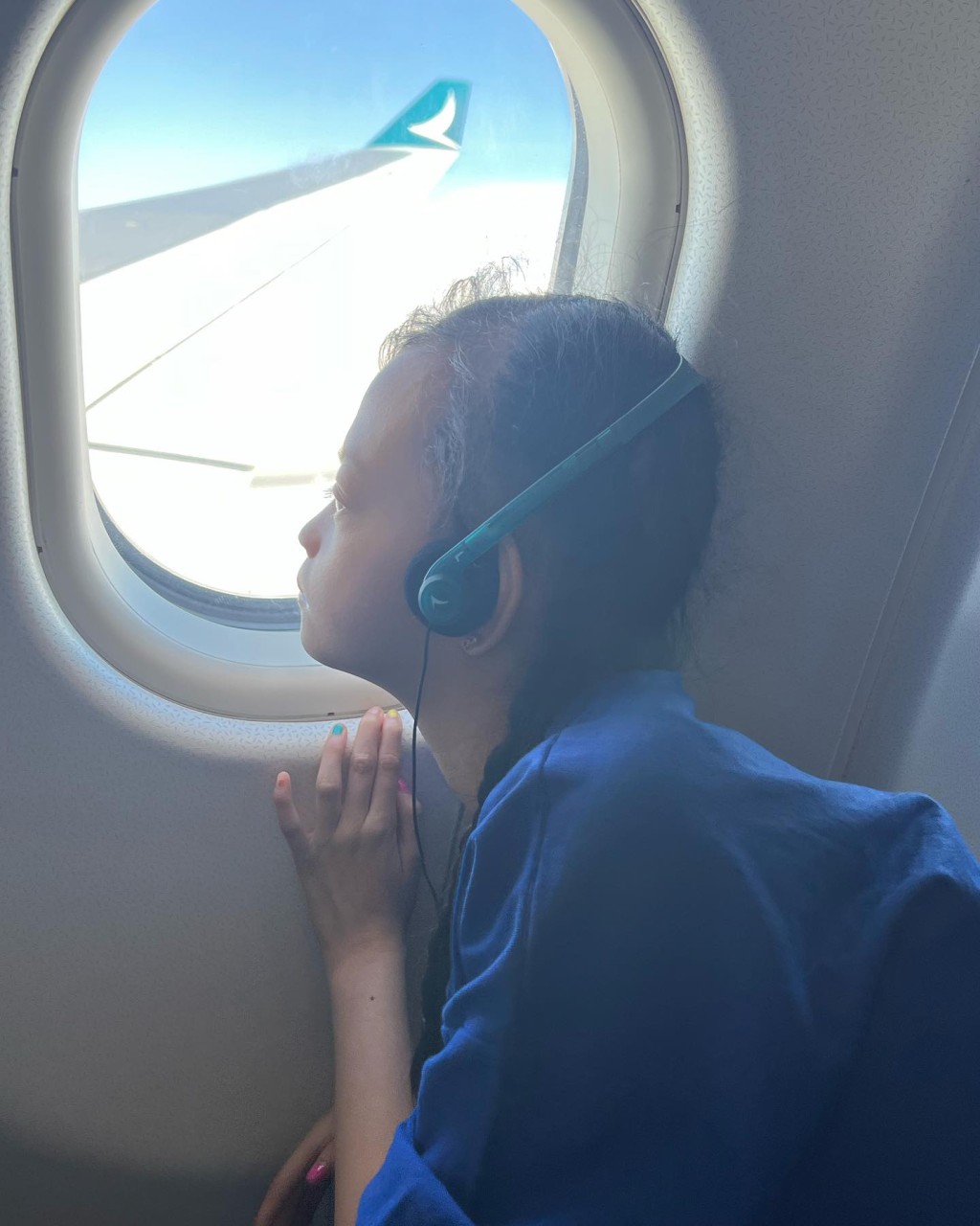 锺丽淇早前带大女首次搭飞机。