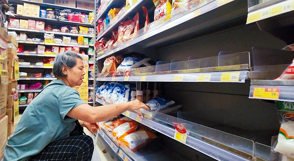 核污水恐慌引發搶鹽潮，慈雲山一家超市內的貨架，粗鹽幼鹽均被搶購一空。