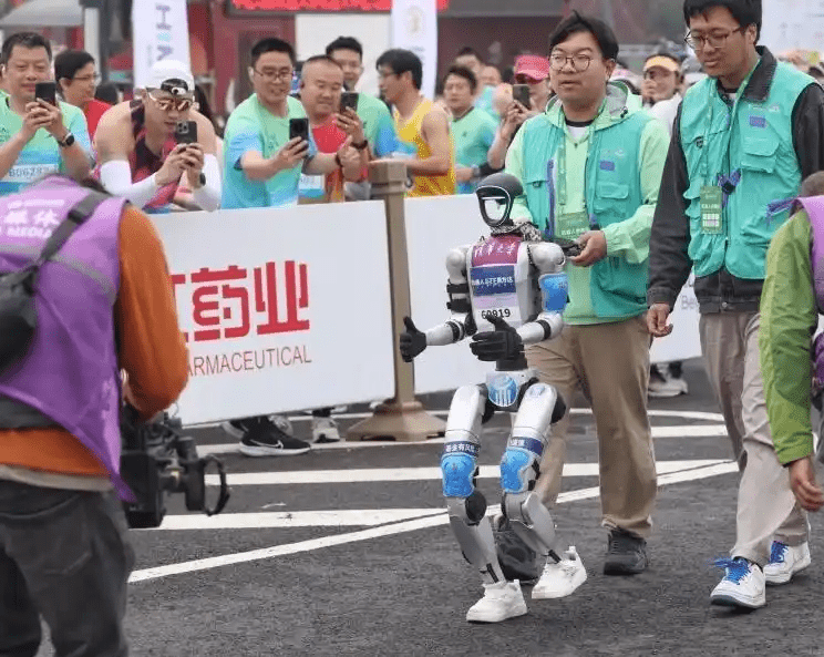 全球首個人形機械人半馬北京亦莊開跑。中新社 全球首個人形機械人半馬北京亦莊開跑。中新社