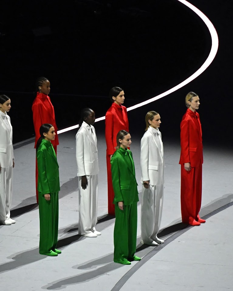 表演人員穿上代表意國國旗的紅、白、綠色名牌禮服，向已故意大利時裝大師Giorgio Armani致敬。（Giorgio Armani官方Facebook）