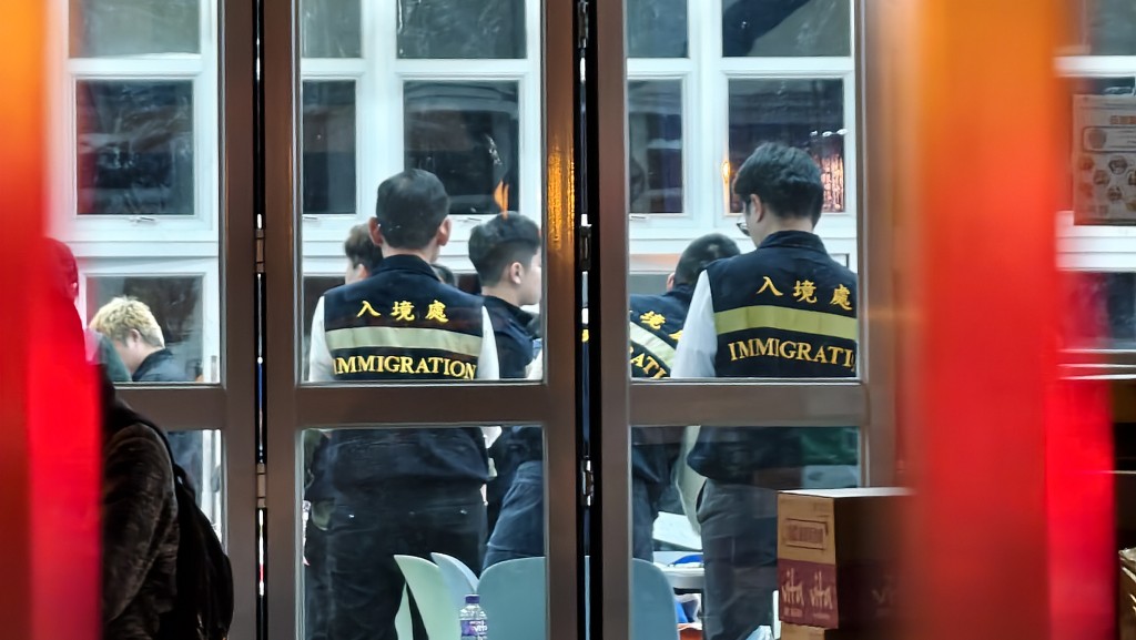 入境處派員到大埔為居民預先進行登記。黃文威攝