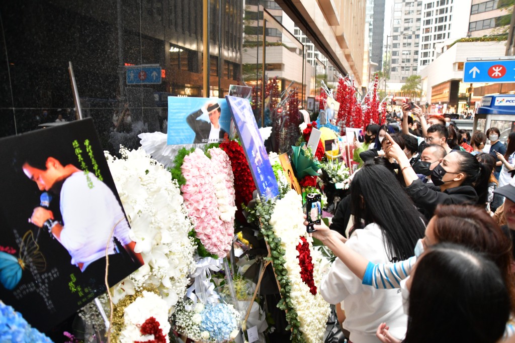 「哥迷」到位於中環的香港文華東方酒店進行悼念。