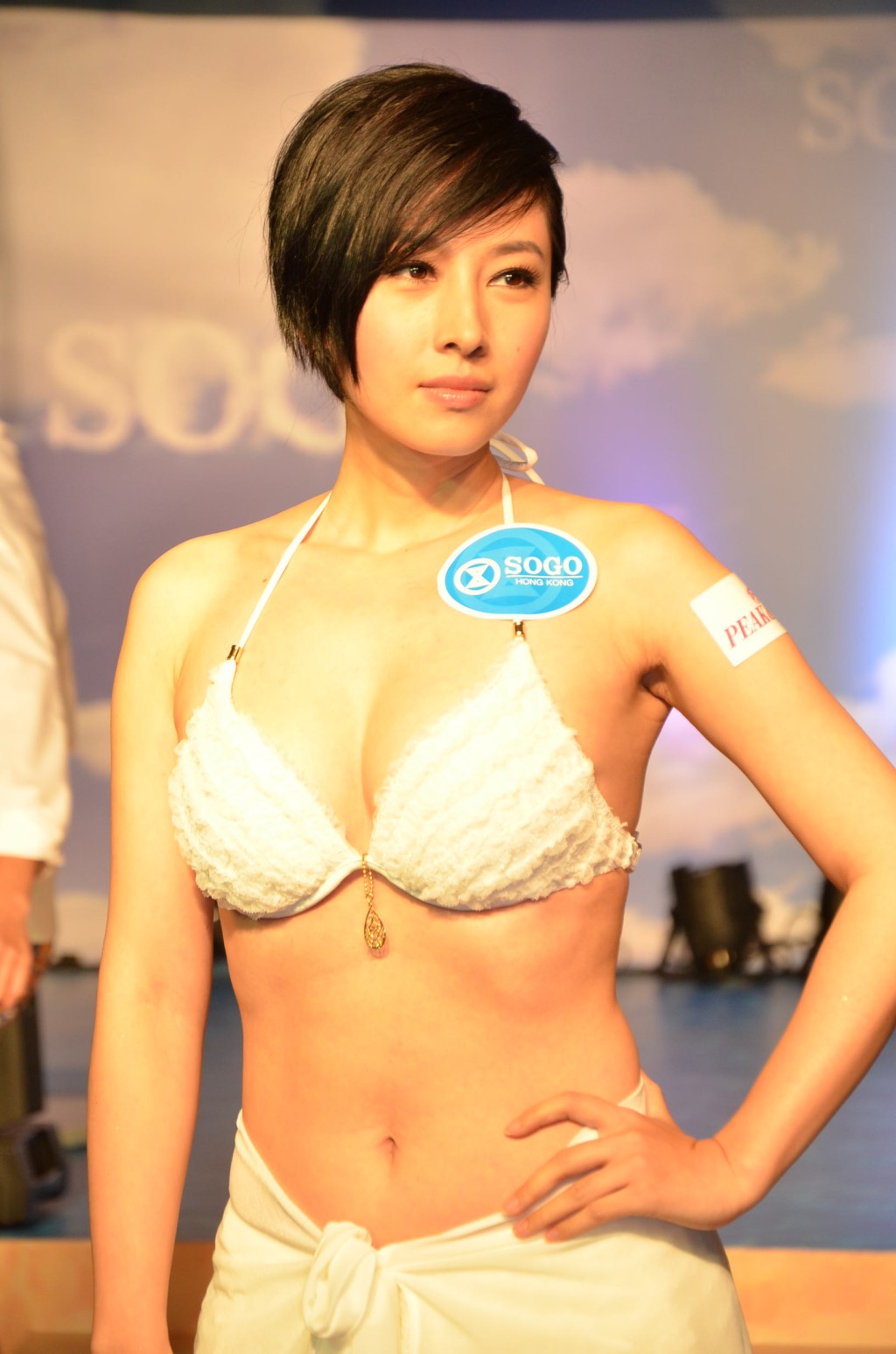 賈曉晨以前行性感路線。