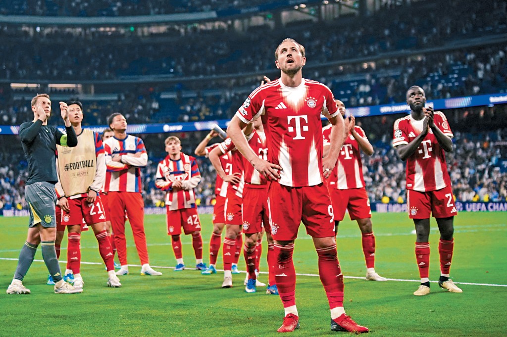 哈利卡尼（前）賽後帶領隊友向球迷致意。