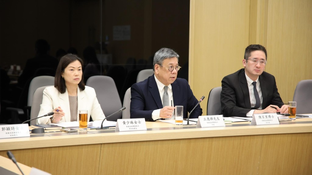 丘應樺與10個本地商會包括中小企業商會代表會面,聽取業界對美國加徵關稅意見及商討應對措施。商經局FB