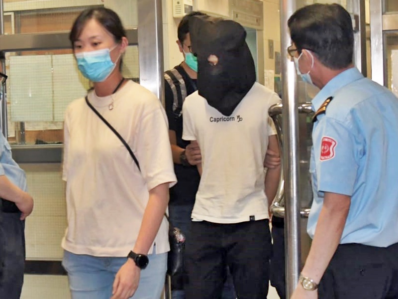 疑犯(中)被警方帶回寓所調查。