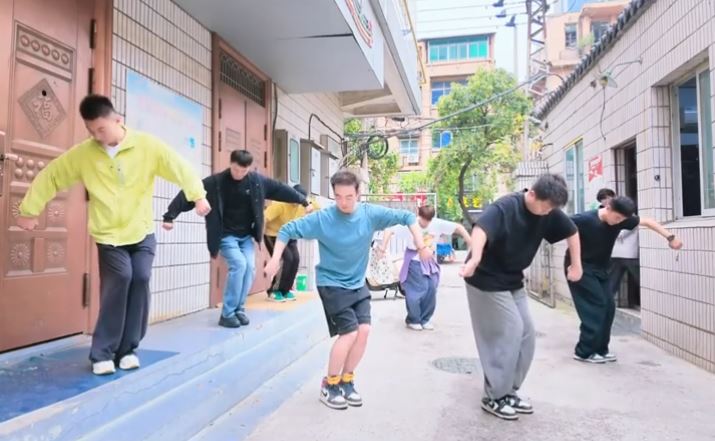 全网疯跳的“闪身步”。小红书