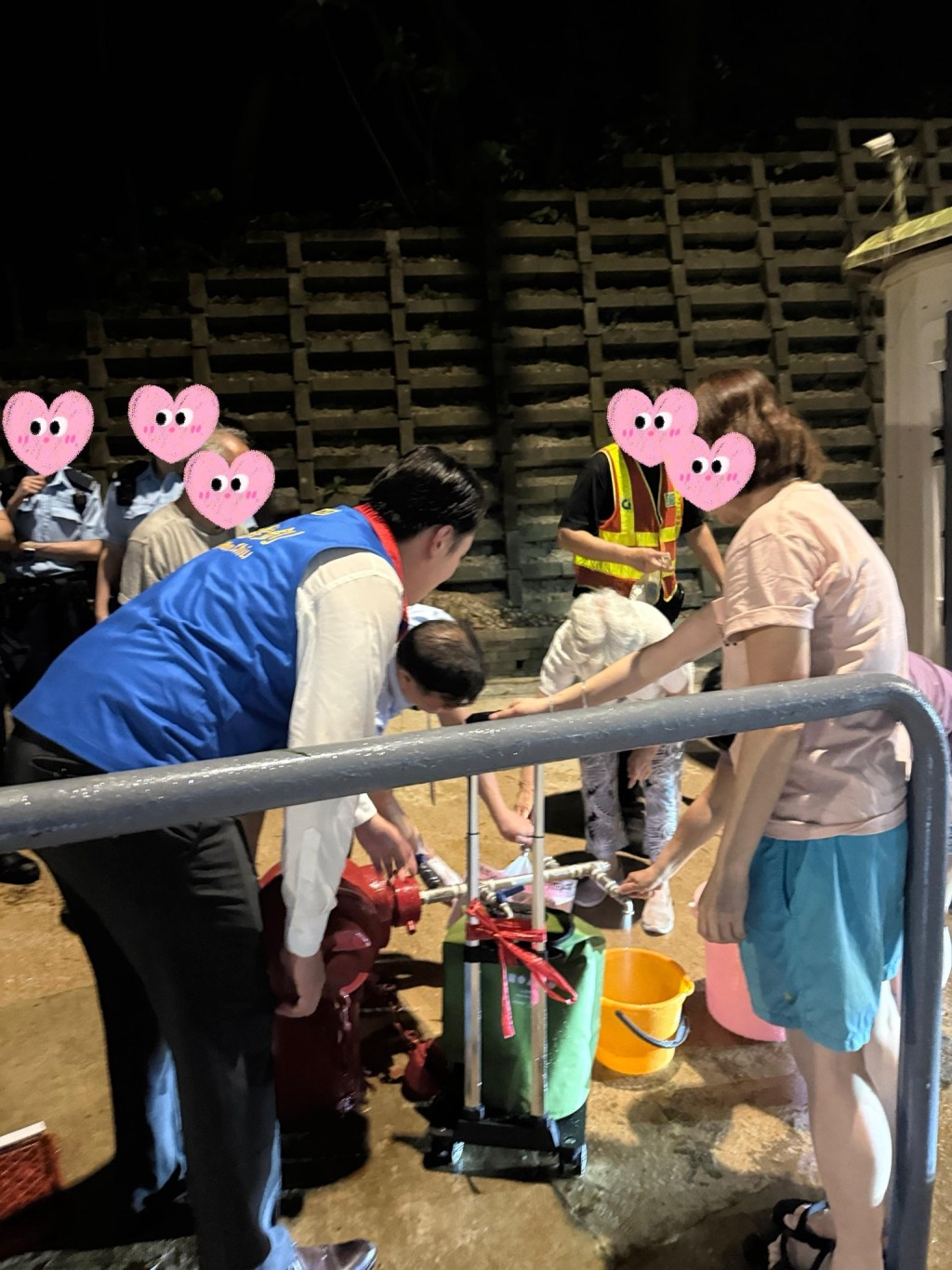 居民在水車取食水情況。(區議員朱煥釗FB專頁相片) 居民在水車取食水情況。(區議員朱煥釗FB專頁相片)