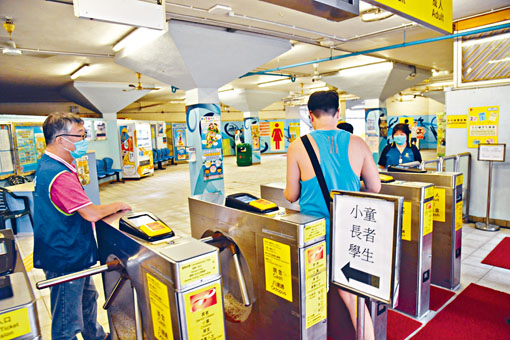 ■隨本港疫情放緩,康文署昨起重開三十三個公眾游泳池。