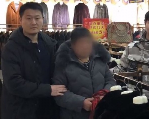 婦人因不懂扣鈕,翌日返回店內詢問店員,結果當場被捕。網圖