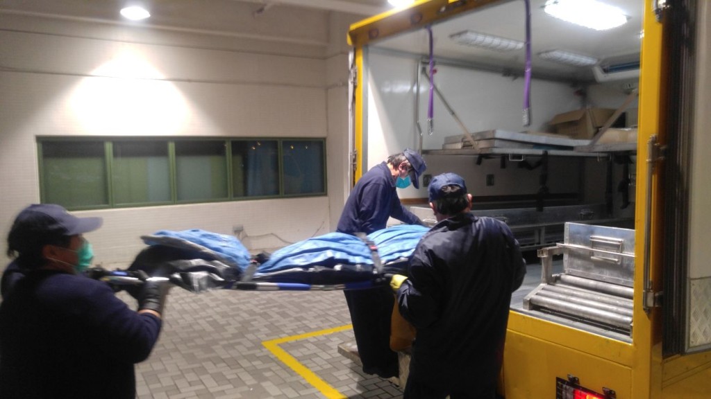 44歲司機被送往博愛醫院搶救,至晚上10時46分證實不治。丁志雄攝