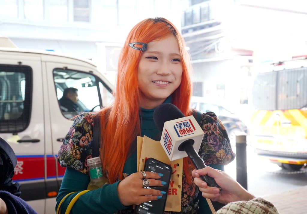 從深圳特意來港的蕭小姐,與朋友早上過關,首次體驗「打小人」。 從深圳特意來港的蕭小姐,與朋友早上過關,首次體驗「打小人」。