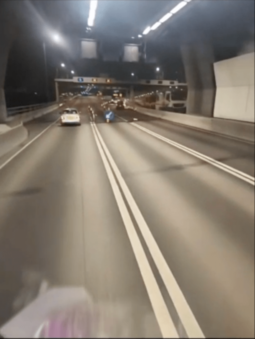 士撞向隧道口一條封閉管道的閘欄，右邊車身及車頭嚴重損毀，逆線停於路中心。網上片段截圖