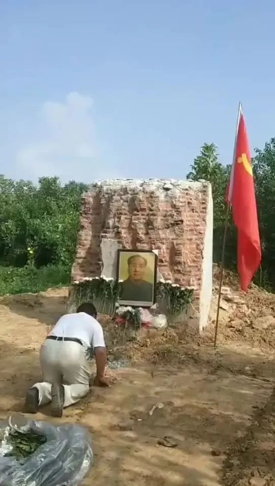 村民向毛泽东跪拜。