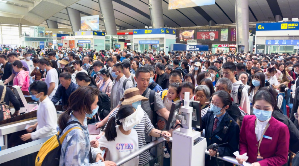 北京南站旅客排龙入闸。