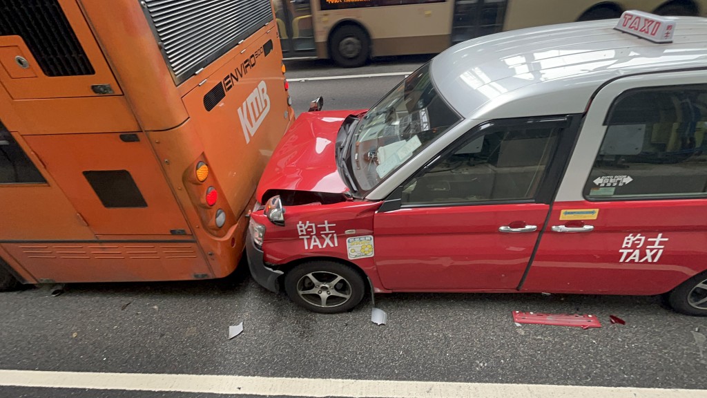 的士夾在兩車之間。楊偉亨攝