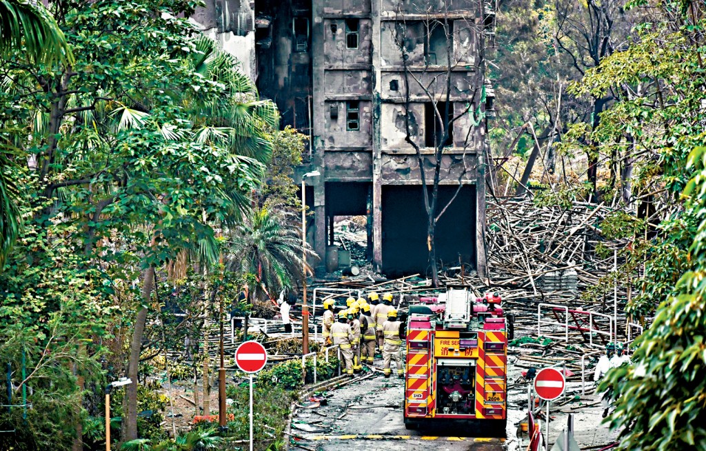 五級火導致宏福苑一片頹垣敗瓦，消防員進行災後搜索。
