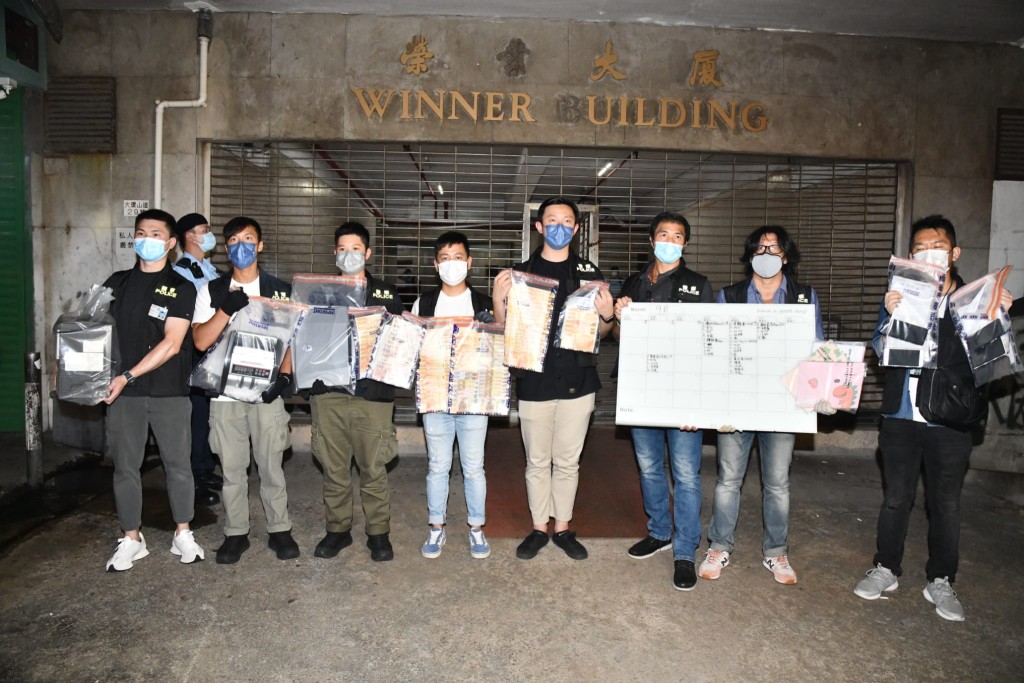 警方撿獲大批證物。徐裕民攝
