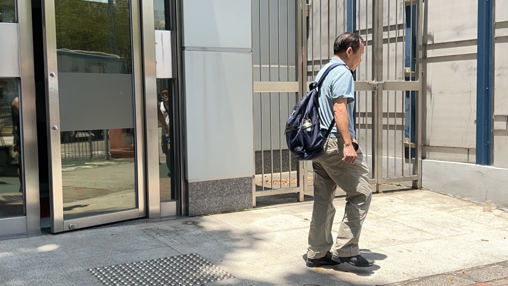 姜嘉偉生父協查後離開警署。蔡楚輝攝 姜嘉偉生父協查後離開警署。蔡楚輝攝