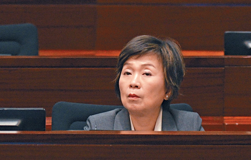 蔡若蓮表示,本港公營學校是為本地兒童提供12年免費中小學教育,另設有國際學校、私立學校、直資學校等供非本地兒童選擇入讀。