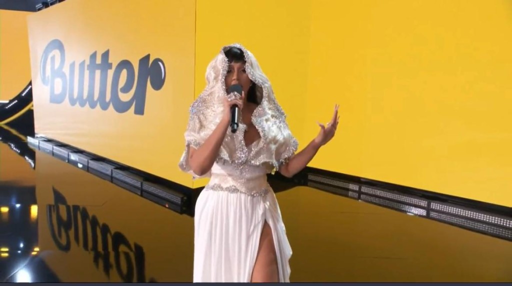 Cardi B擔任AMA主持。
