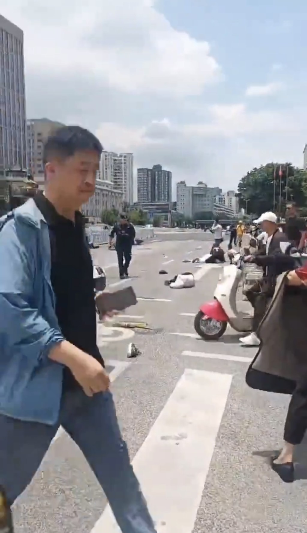 越野車昆明鬧市撞行人逃逸。X 越野車昆明鬧市撞行人逃逸。X