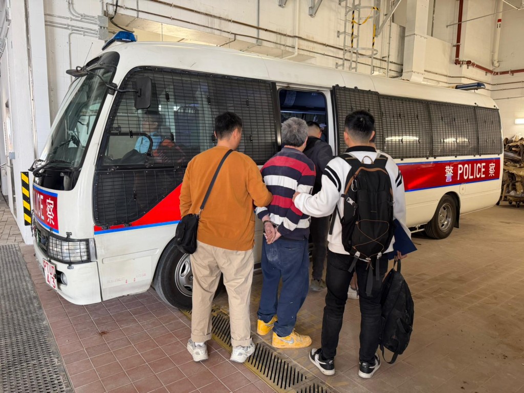 警方聯同入境處及勞工處突擊搜查多個罪案黑點，共拘捕20人。警方提供