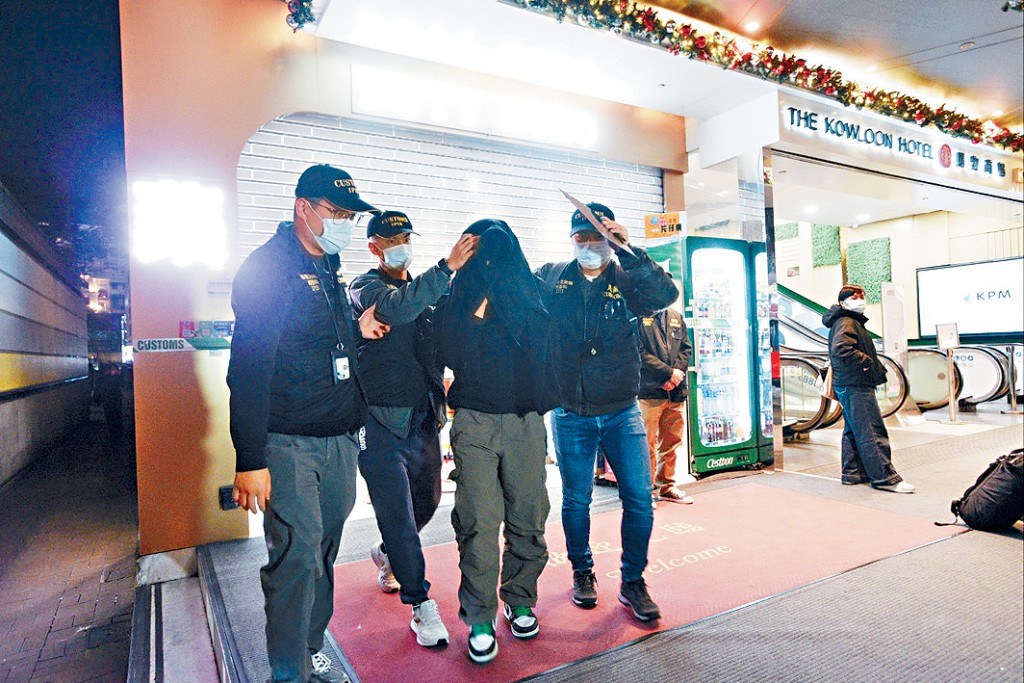 藥店男職員被海關人員拘捕。