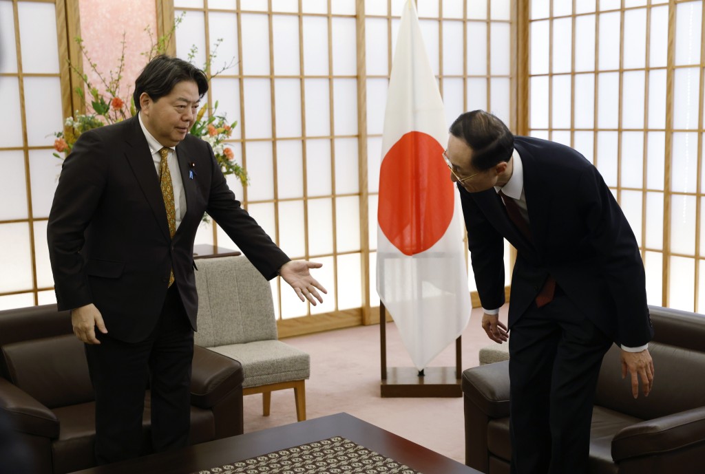 中國外交部副部長孫衛東（右）於 2023 年 2 月 22 日星期三在東京會見了日本外相林芳正。AP