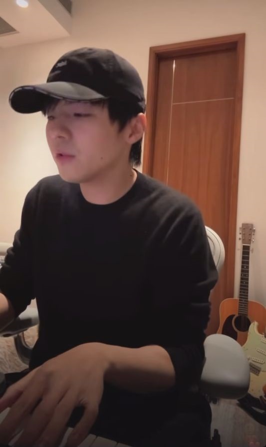 Ian自彈自唱冧爆hellosss。 Ian自彈自唱冧爆hellosss。