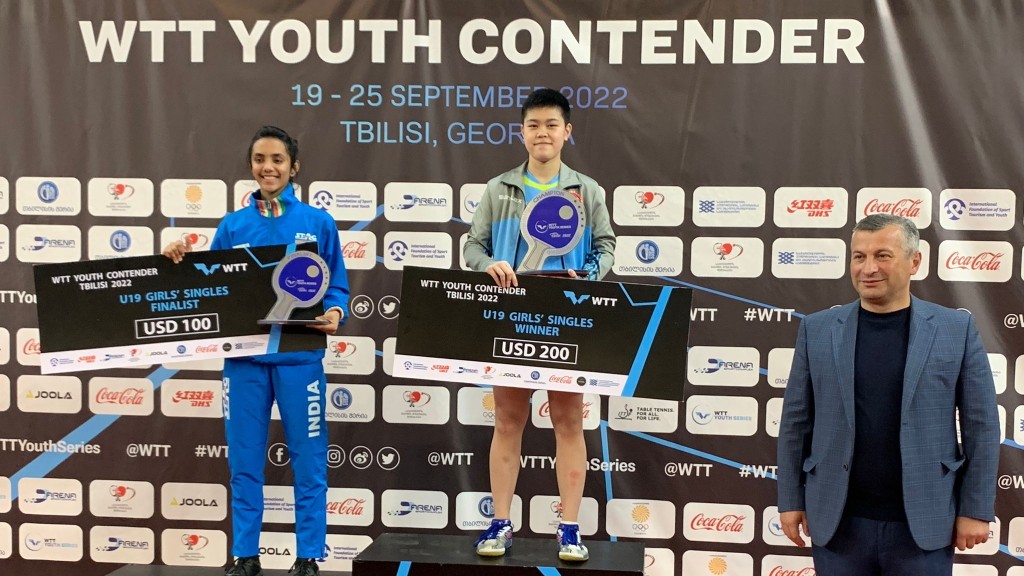 江芷林(中)在格魯吉亞青少年賽U19組別稱后。 香港乒乓總會圖片