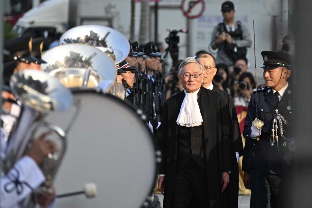張舉能在愛丁堡廣場檢閱香港警察儀仗隊。