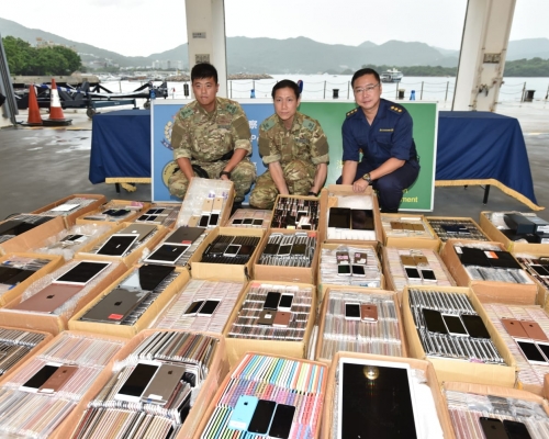 水警及海關聯手破獲歷來第二大宗海上走私智能電話案件。楊偉亨攝