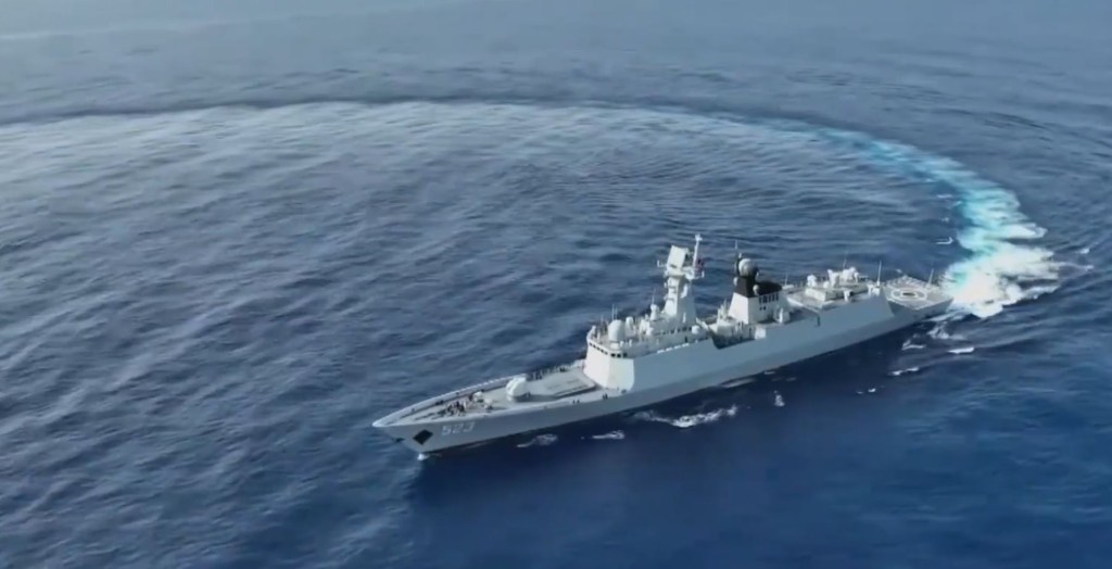  054A舰护卫舰主炮上弹，与闯入台湾海峡的外军大舰，缠斗20小时驱离。央视