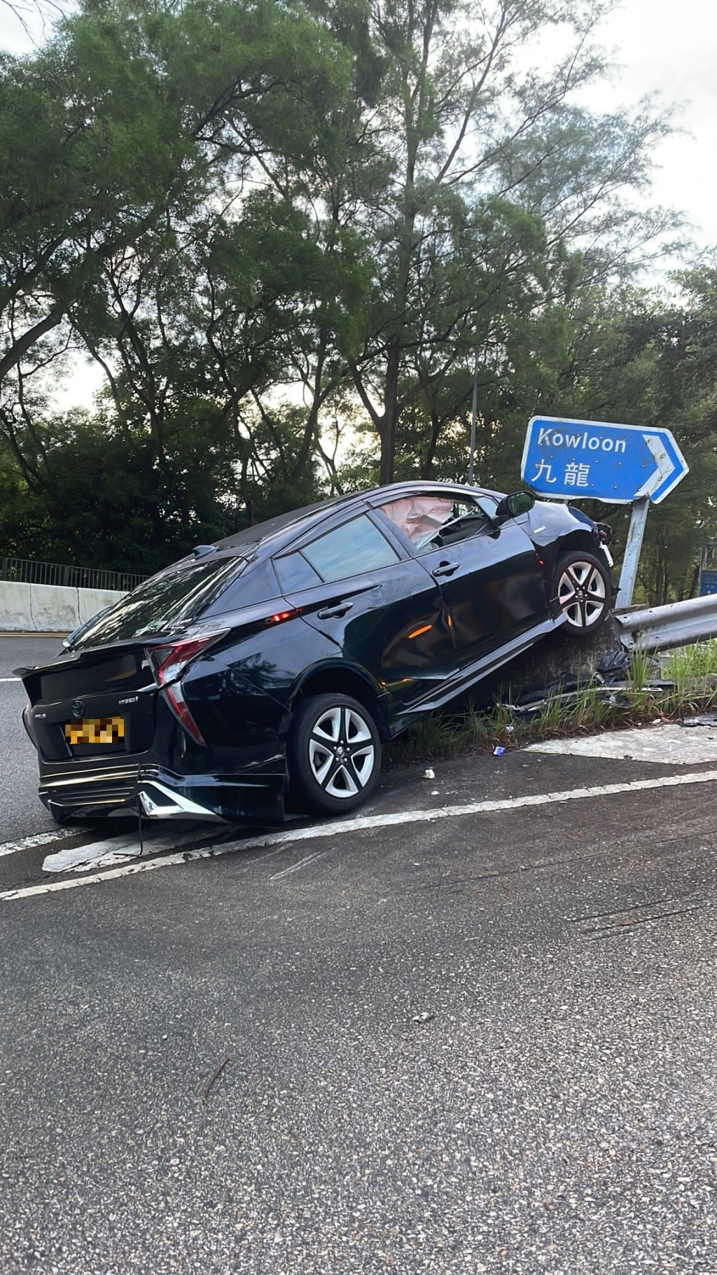 一輛私家車沿將軍澳清水灣道向西貢方向行駛，其間懷疑失控撞壆並撞毀兩個交通標誌。