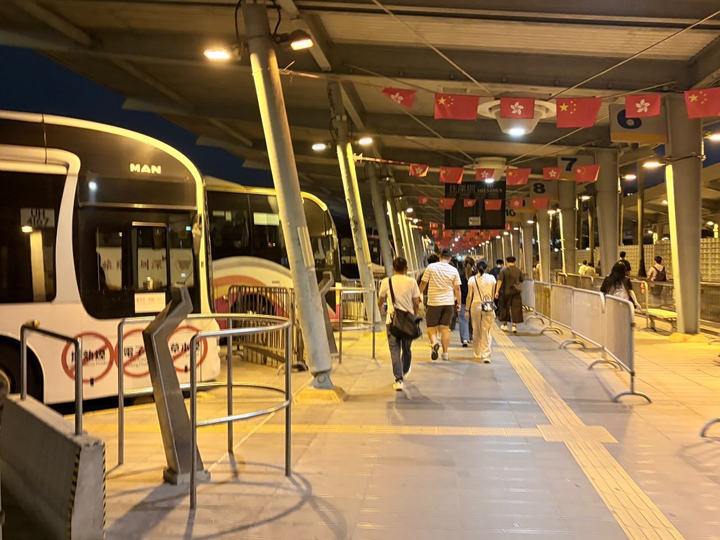 在舊皇崗口岸,旅客須多次上落。 在舊皇崗口岸,旅客須多次上落。