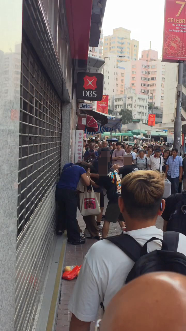 5名男女在元朗大棠路街頭打架。網上片段截圖 5名男女在元朗大棠路街頭打架。網上片段截圖